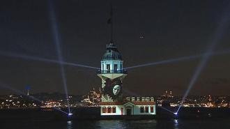 Kız Kulesi'nde 15 Temmuz'un 10'uncu yılında ışık gösterisi gerçekleştirildi