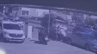 Tuzla’da malzeme yüklü kamyonet yola devrildi;kaza kamerada