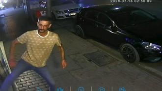İş yerinin camını tekmeyle kıran şüpheliyi esnaf yakaladı; olay anı kamerada