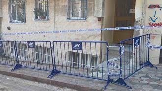 Sultangazi'de kolonlarında çatlaklar oluşan bina tahliye edildi