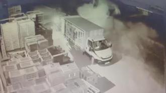 Kamyonetin traktöre ve bir tesisin duvarına çarptığı kaza kamerada: 1 ölü, 3 yaralı