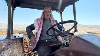 Hataylı çiftçi, 50 yıldır aynı traktörü kullanıyor