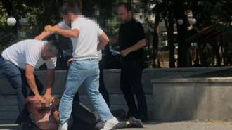 Tartıştıkları kişiyi döven 4 kişi gözaltına alındı; olay kamerada