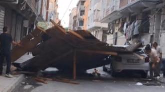 Esenler'de çocuklar fırtınada uçan çatının altında kalmaktan son anda kurtuldu: Felaket yaşandı