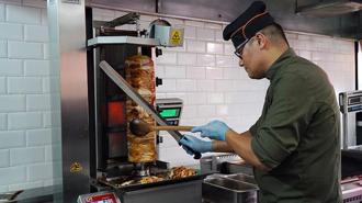 Antalya sıcağında döner ustalarının zorlu mesaisi