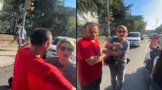 Üsküdar'da motosiklet sürücüsü ile skuterli çiftin kavgası kamerada