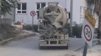 Mikserin yola beton dökmesi kamerada