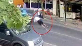 Otomobilin çarptığı yaya metrelerce savruldu; o anlar kamerada