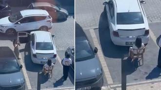 Sandalyeye oturup kafenin önüne otomobilini park etmek isteyen sürücüye engel oldu