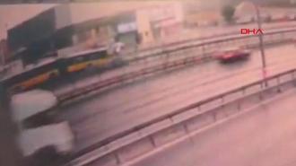 Küçükçekmece’de otomobilin İETT otobüsüne çarptığı kaza kamerada; 3 ölü