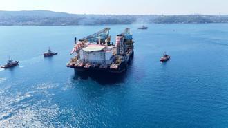 Dev vinç gemisi İstanbul Boğazı'nda
