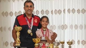 İtfaiyeci baba, kızını kortlarda şampiyonluğa hazırlıyor