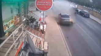 Kartal’da otomobilin park halindeki araçlara çarptığı kaza kamerada