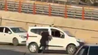 Kavga ettiği kardeşinin aracına tutunup, camdan girmeye çalıştı
