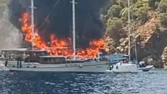 Fethiye’de koydaki tekne yandı, 115 yolcu suya atladı