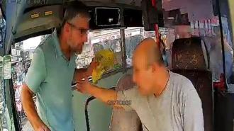Otobüs şoförü ile otomobil sürücüsü arasındaki tartışma kamerada