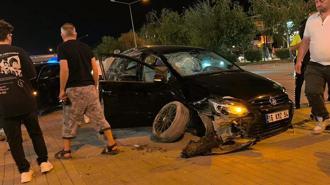 Park halindeki 2 araca çarpan otomobilin sürücüsü yaralandı; kaza anı kamerada
