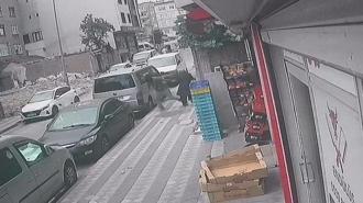 Motosikletli şüpheli kuyumcudan çıkan kadına gasp girişiminde bulundu