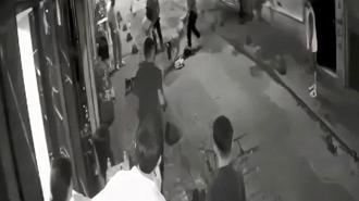 Beyoğlu'nda terriere saldıran pitbull cinsi köpeğin sahibinin bıçaklandığı kavga kamerada