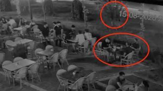 Ağacın arkasında pusuda bekleyip kafede oturan kişiyi vurdu