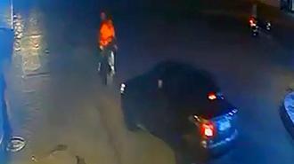 Otomobille çarpışan motosikletteki 2 kişi yaralandı; kaza kamerada
