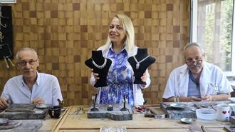 Emine, babasından öğrendiği kuyumculuk mesleğiyle asırlık kişniş takısını geleceğe taşıyor