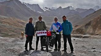 Pamir Otoyolu'nu 1 ayda tamamlayan ilk Türk bisiklet topluluğu oldular