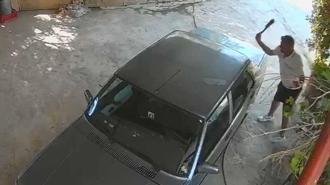 Eski sevgilisini ölümle tehdit edip, otomobiline satırla zarar verdi