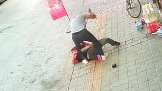 Kütahya’da eski eşinin sokakta bıçakladığı kadın ağır yaralandı; olay anı kamerada