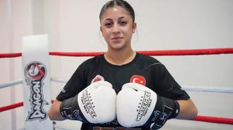 Hem çalışıp hem antrenman yapan muay thai sporcusu Ecrin, dünya şampiyonası biletini aldı