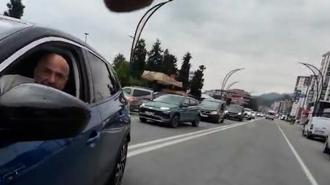 Otomobilden inen 2 kişinin tartıştıkları bisikletliyi darbettiği anlar kamerada