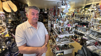 49 yılda biriktirdiği 4 bin parça koleksiyonunu, 15 metrekare dükkanda sergiliyor