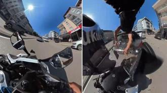 Otomobile çarpan motosikletin sürücüsü, metrelerce savruldu; kaza kask kamerasında