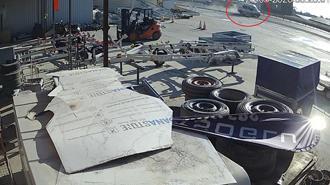 Minibüsün çarptığı motosikletteki 2 kişi yaralandı; kaza kamerada