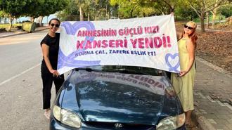 Meme kanserini yendi, aynı hastalığı atlatan annesiyle konvoyla şehir turu attı