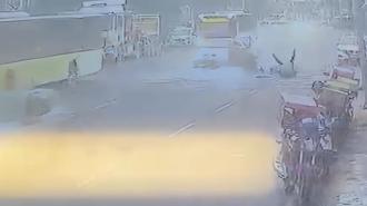 Kağıthane’de motosikletin park halindeki otomobile çarparak takla attığı kaza kamerada