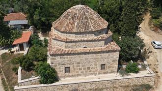 Perge’nin antik taşları, 200 yıllık caminin duvarlarında