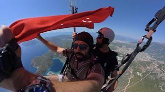 Fethiye'de 30 Ağustos'a özel yamaç paraşütü atlayışı