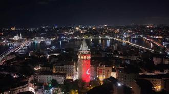 Zafer Bayramı kutlamaları kapsamında Galata Kulesi’ne Türk bayrağı yansıtıldı