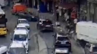 Beykoz’da otomobilin kaldırımdaki yayaların arasına daldığı kaza kamerada: 5 yaralı