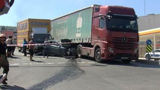Başakşehir'de yokuştan korna çalarak indi; trafik ışıklarında bekleyen araçlara çarptı