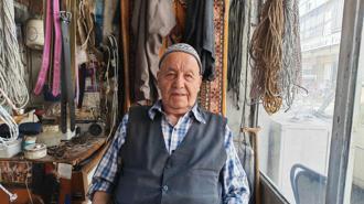 92 yaşındaki semer ustası, zanaatını yaşatmak için 2 bastonuyla dükkan açıyor