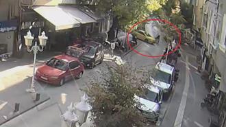 Ehliyetsiz sürücünün motosikleti taksiye çarptı; kaza kamerada
