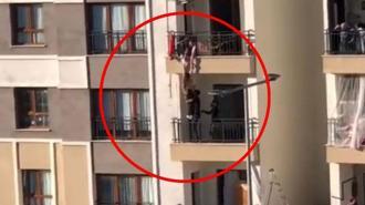 Balkondan düşmek üzere olan kız çocuğunu katları tırmanarak kurtardı