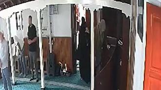 Camiye namaza gelen kadının çantasındaki altınları çaldılar