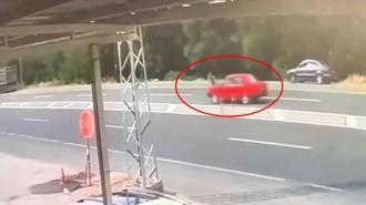 Yolun karşısına geçerken otomobilin altında kalarak öldü; o anlar kamerada