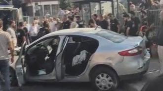 Güngören'de kaldırıma çıkan otomobil durakta bekleyen yayalara çarptı: 2'si ağır 4 yaralı