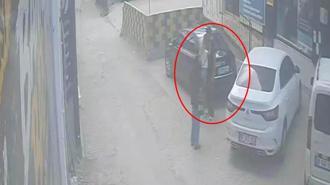 Darbedilen kadını kurtarmak isterken bıçaklandı; o anlar kamerada