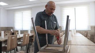 Alzheimer hastası, tedavi gördüğü merkezin gönüllü tamircisi oldu