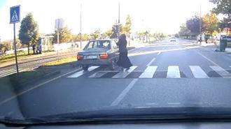 Yaya geçidinde otomobilin altında kalmaktan son anda kurtuldu